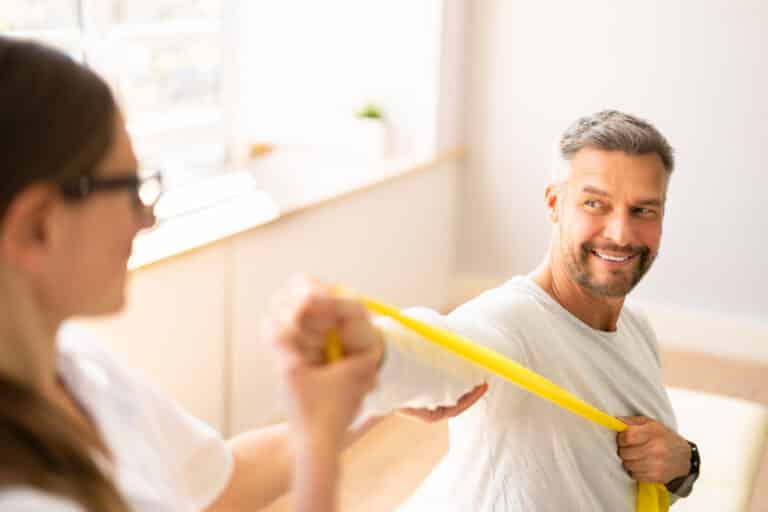 Physiotherapie-Übung mit Widerstandsband